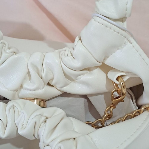 White faux leather bag with gold chain, new, hand and shoulder