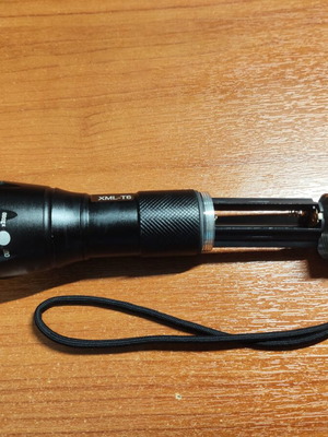 Led flashlight XML-T6 aluminum with adjustable zoom like new