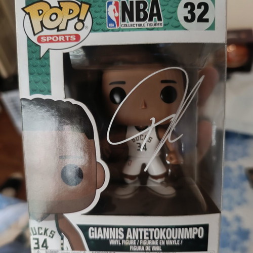 Funko Pop 32 Giannis Antetokounmpo Signed like new
