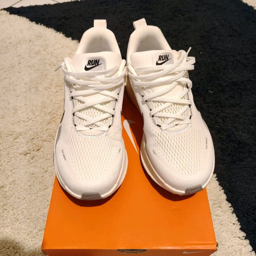 Nike Vomero 18 athletic shoes like new, size 45, white
