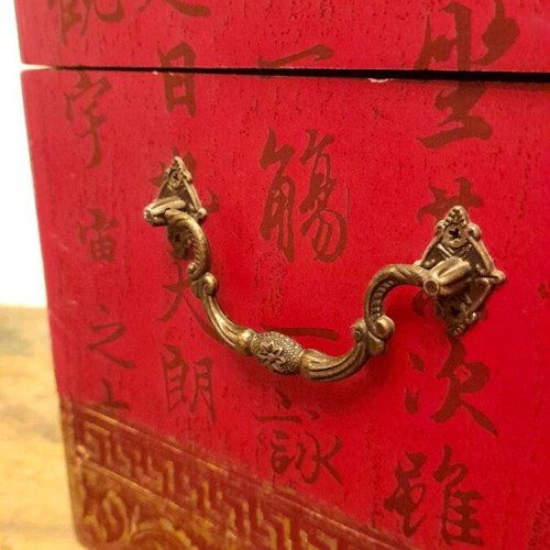 Retro Chinese red-bordeaux storage chest like new with feet