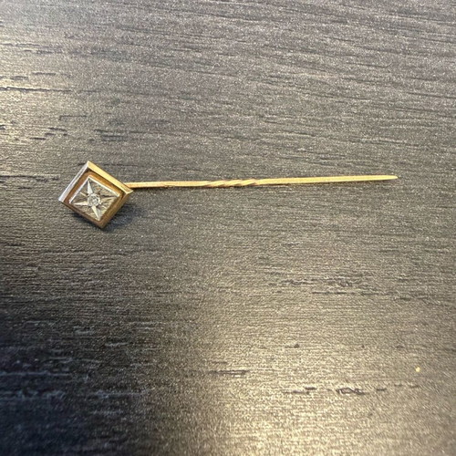 Gold pin 18k with diamond like new