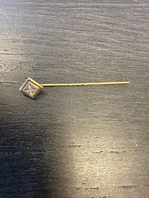 Златна игла 18k с диамант като нова