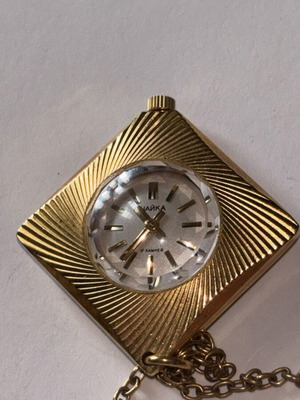 Chaika 1970 mechanical women's watch with chain and diamond-cut crystal