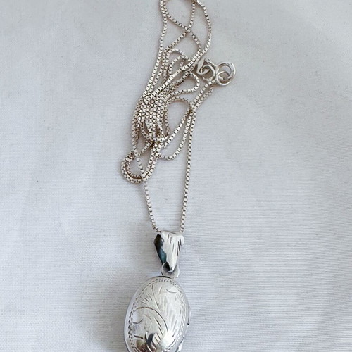 Vintage silver necklace with 925 silver photo locket, like new