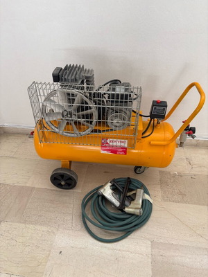 Επαγγελματικό κομπρεσέρ σαν καινούργιο με 2 πιστόλια ταπετσαρίας και διάφορα staples