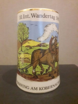 Beer mug with horses used with visible signs