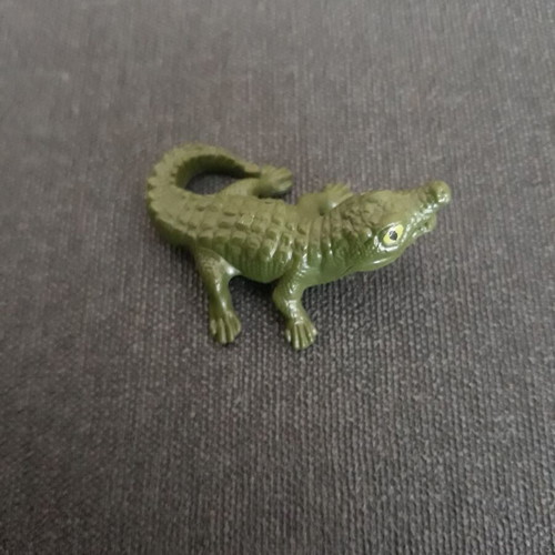 Kinder Natoon crocodile like new, length 4cm
