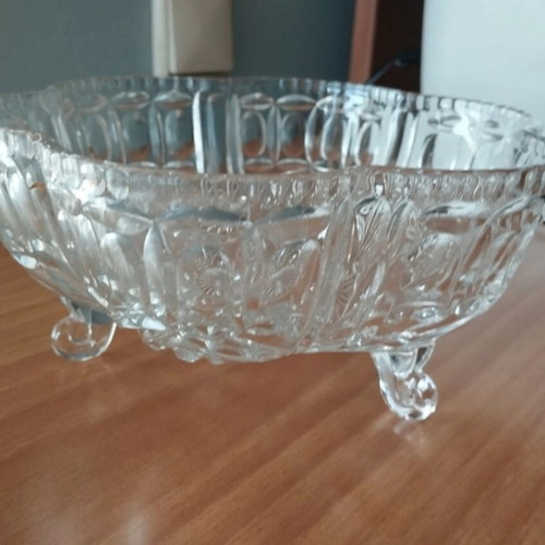 Set of two crystal bowls with three legs