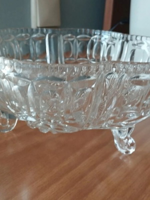 Set of two crystal bowls with three legs