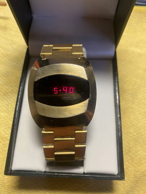 Ρολόι Saturn solid state LED quartz vintage μεταχειρισμένο, χρυσαφί