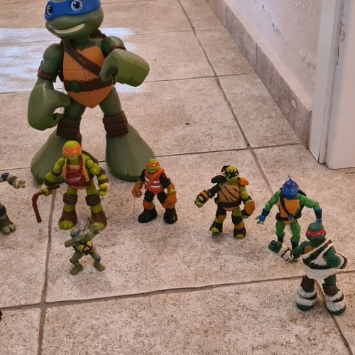Teenage Mutant Ninja Turtles set like new, 9 figures with accessories