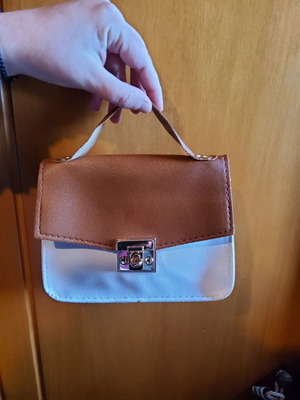 Πωλείται τσαντάκι μικρό δύο χρώματα