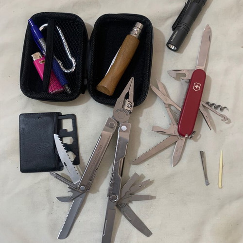 Leatherman Rebar multitool set used with gifts