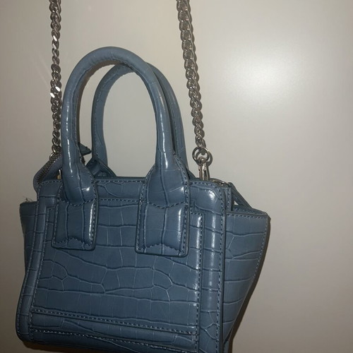 Light blue handbag with chain strap, croco pattern