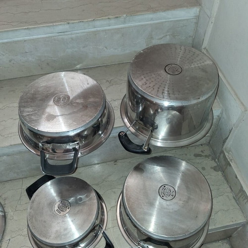 Amse pots set of 4 used, different sizes