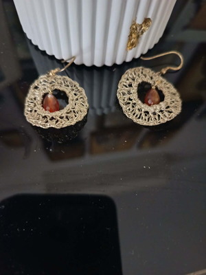 Wire earrings like new with brown-red stones