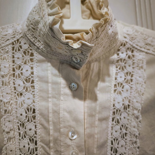Laura Ashley vintage blouse 1970, cotton with lace, mother of pearl buttons
