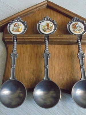 Vintage Zinn collectible spoon set used, 3 pieces with wooden holder