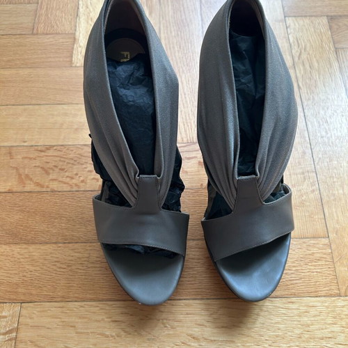 Fendi sandals like new, khaki, size 38