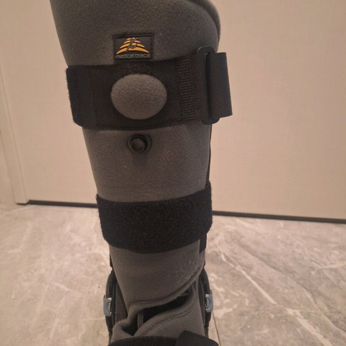 Ankle brace boot like new, size L with inflatable cushions