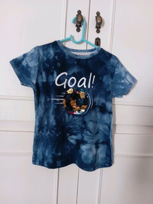 Short-sleeve T-shirt for 6-year-old boy like new with sequins