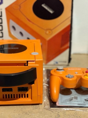Nintendo GameCube πορτοκαλί έκδοση DOL-001 σε άριστη κατάσταση με κουτί