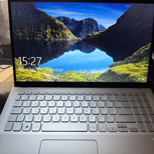 Laptop Asus Vivobook i3 8GB RAM like new