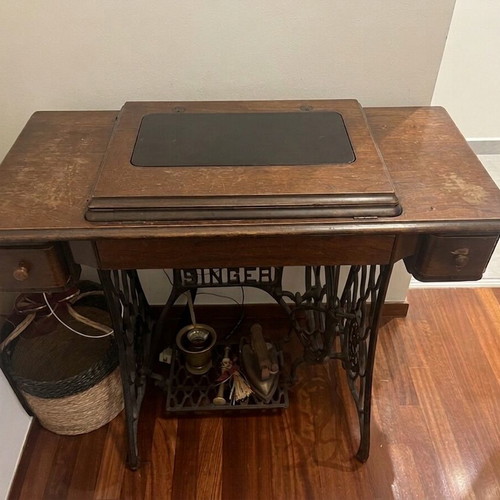 Singer sewing machine with cabinet used, fully functional