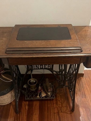Singer sewing machine with cabinet used, fully functional