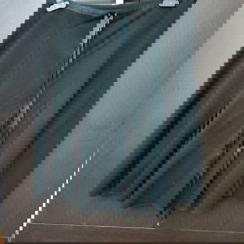 Φούστα μαύρη μέχρι το γόνατο μεταχειρισμένη