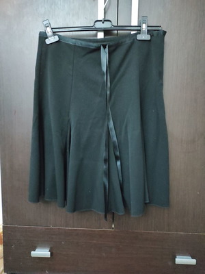 Φούστα μαύρη μέχρι το γόνατο μεταχειρισμένη