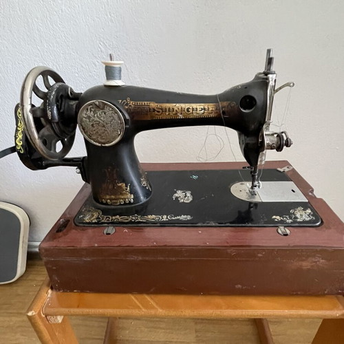 Singer sewing machine vintage used