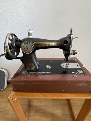 Singer sewing machine vintage used