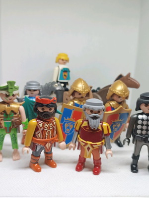 Playmobil knights and horses used, pack of 12 pieces