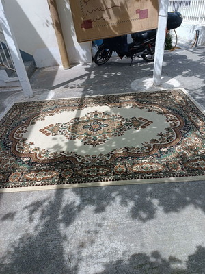 Rug like new 3.20 by 2.20 meters