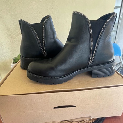 Black boots size 38 like new