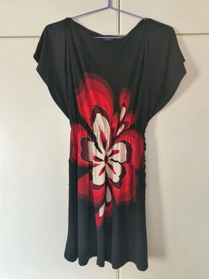Black dress with red floral pattern like new, size S/M