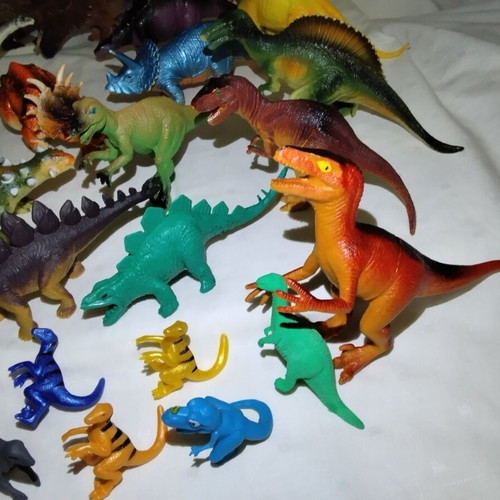 Dinosaur figures like new, set of 31