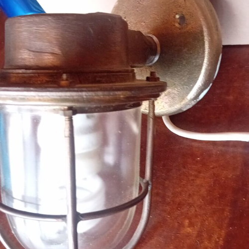 Bronze outdoor light fixture like new