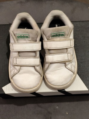 Adidas αθλητικά παπούτσια με αυτοκόλλητα λουράκια σε λευκό, μέγεθος 23