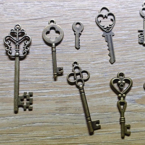 Decorative vintage keys set of 12, like new, brass look