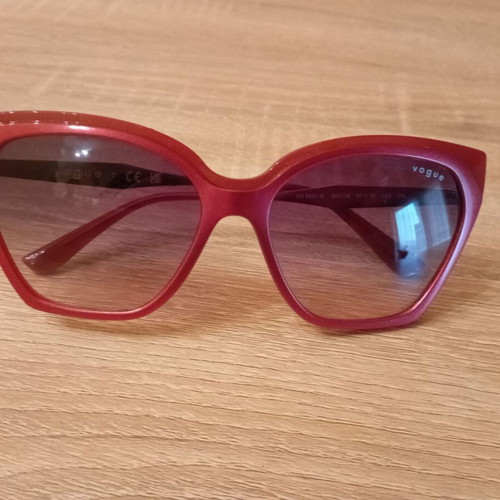 Vogue 322136 sunglasses like new, red with gold details