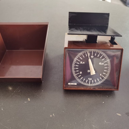 Old-style scale in good condition