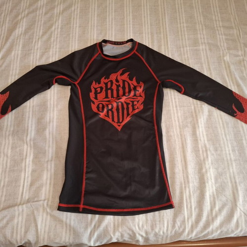 Pride of die training thermal rashguard like new, size M, black red