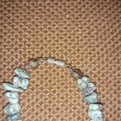 Necklace with turquoise stone like new with screw clasp