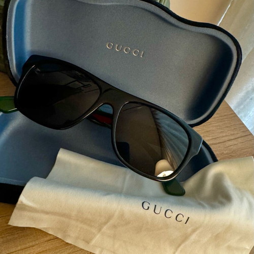 Gucci sunglasses like new, unisex classic design