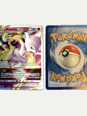 Mewtwo VSTAR карта Pokemon със слийв