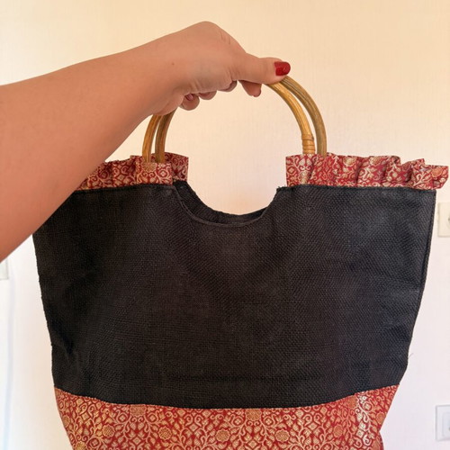 Handbag like new with unique design and large capacity, black and red