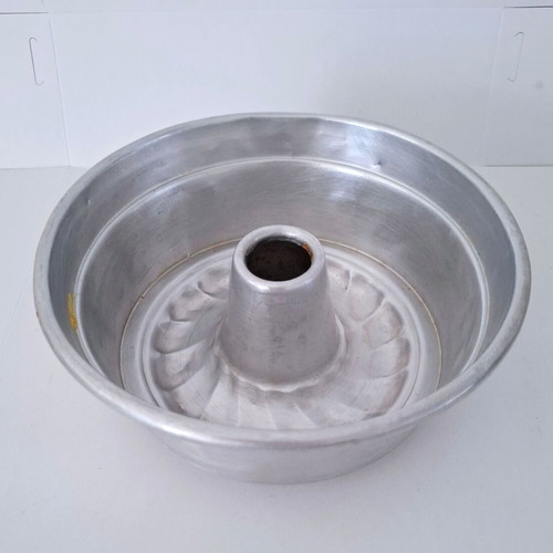Round cake pan used, aluminum, 21cm diameter, 8.5cm depth